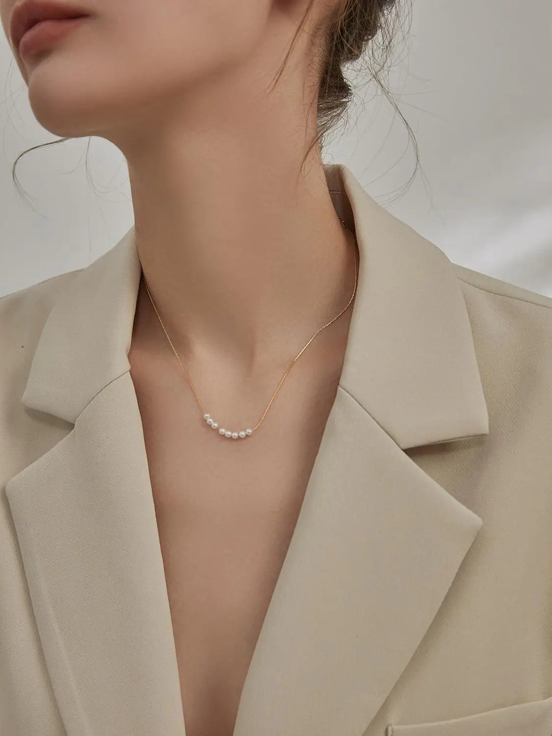 Kurze Halskette mit Süßwasserperlen getragen | eleganter Schmuck mit Steinen | Kette in Gold mit Süßwasserperlen