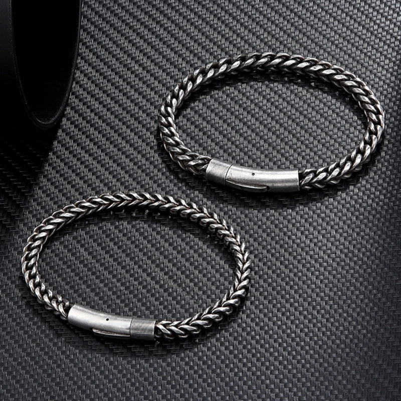 Armband Curby am Handgelenk getragen - Statement-Schmuck für modebewusste Männer