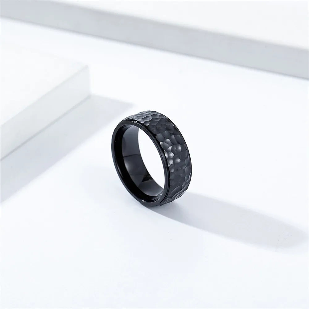 Schwarzer Herrenring aus Edelstahl mit gehämmerter Optik