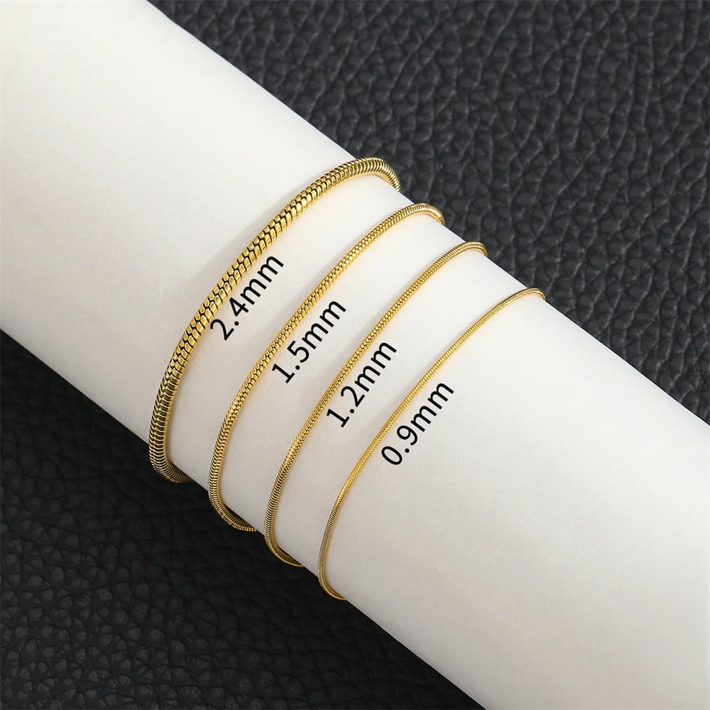 Snake Armband am Handgelenk getragen - stilvolles Unisex-Accessoire