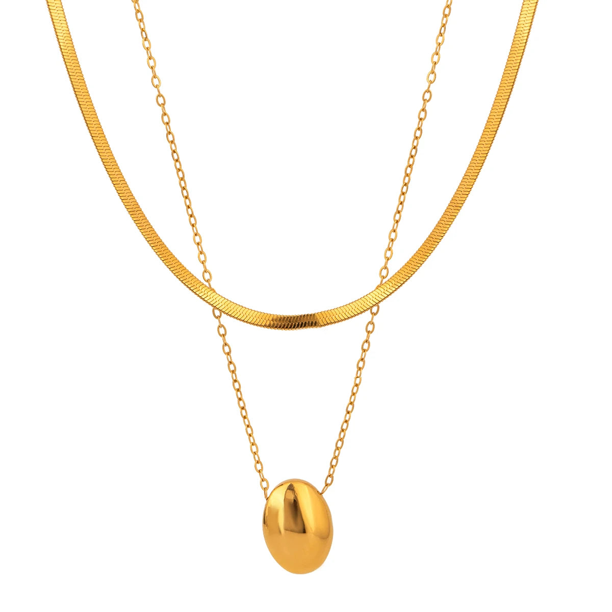 Freigestellte goldene Kette aus PVD 18K vergoldetem Edelstahl mit Schlangenkette und glattem ovalem Anhänger