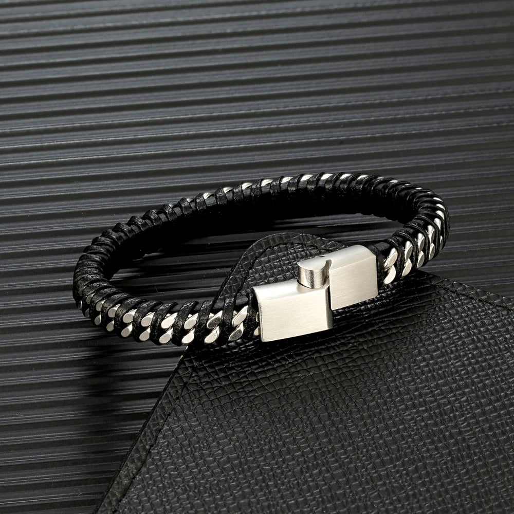 Jack Armband am Handgelenk getragen - modisches Accessoire für Männer im Vintage-Stil