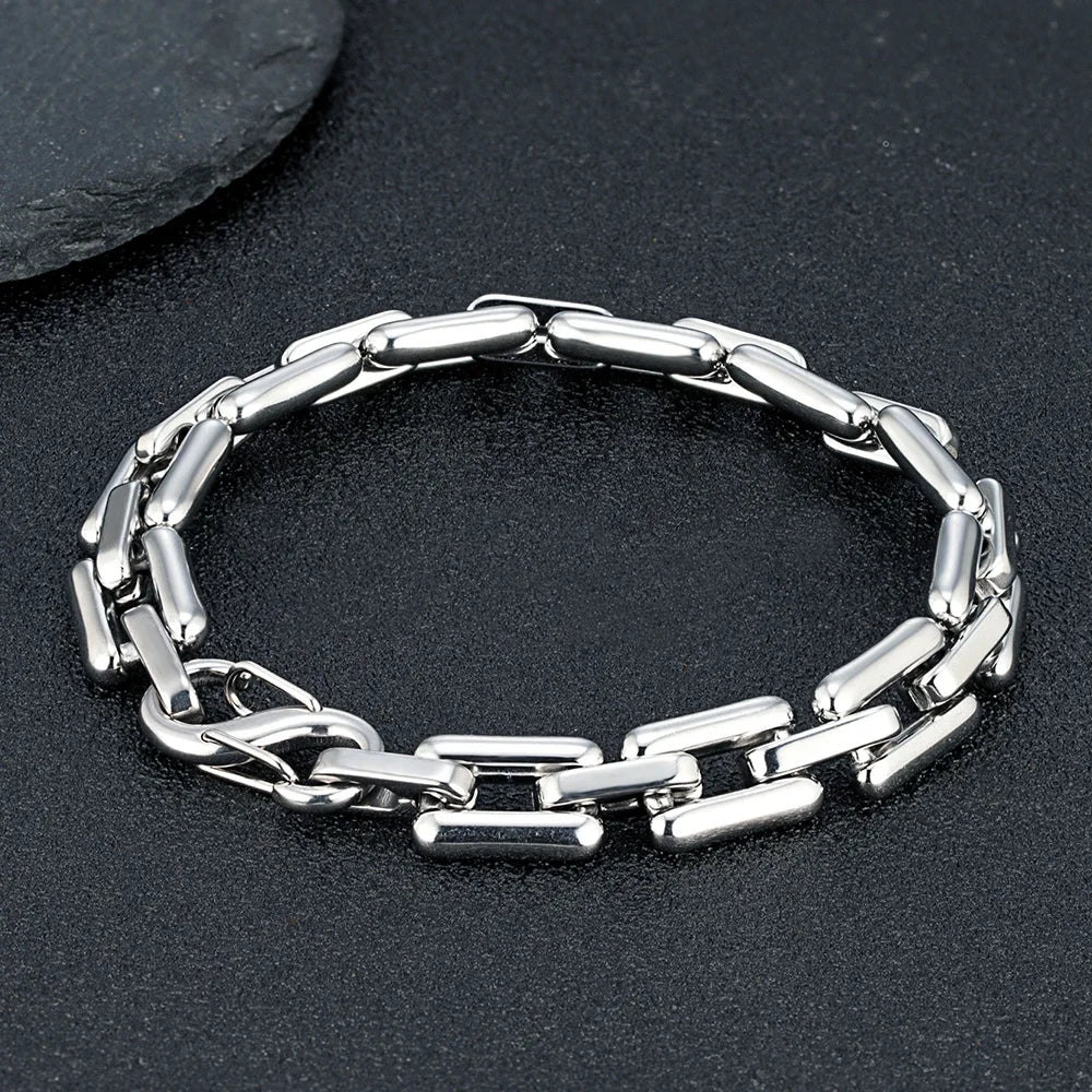 Luke Armband am Handgelenk getragen - vintage-inspiriertes Design für modebewusste Männer