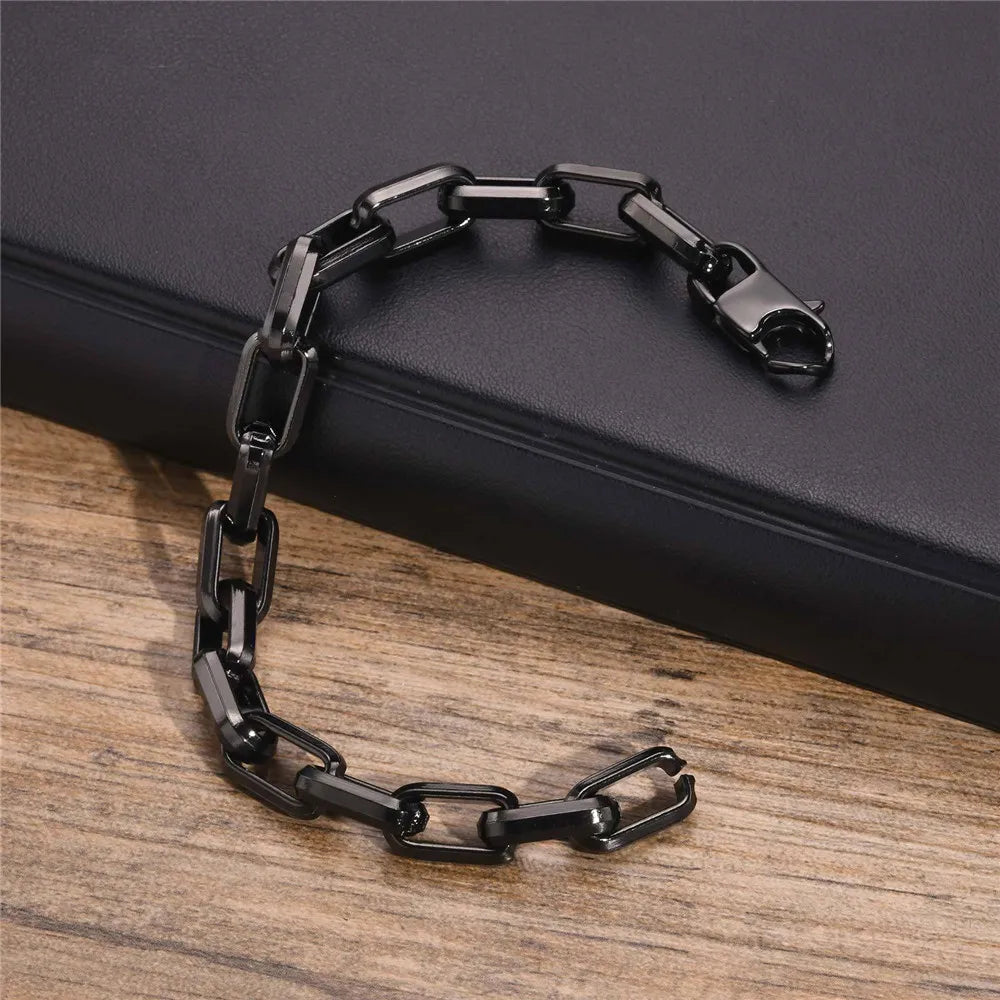 Armband Arwic Produktfoto - quadratisches Gliedermuster auf weißem Hintergrund