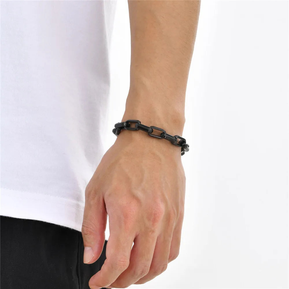 Mann trägt das stilvolle Armband Arwic - perfekt für besondere Anlässe und den Alltag