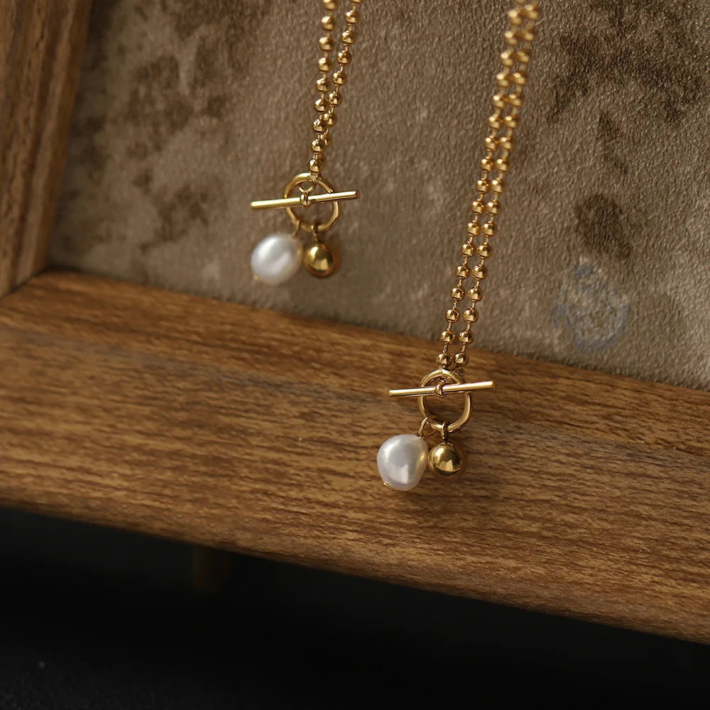 Detailansicht vergoldete Titankette mit T-Verschluss und Perle | filigrane Kette mit Knebelverschluss | eleganter Schmuck