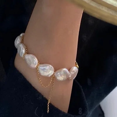 Armband Eleonora Seitenansicht - elegante Perlenkette mit Goldverschluss