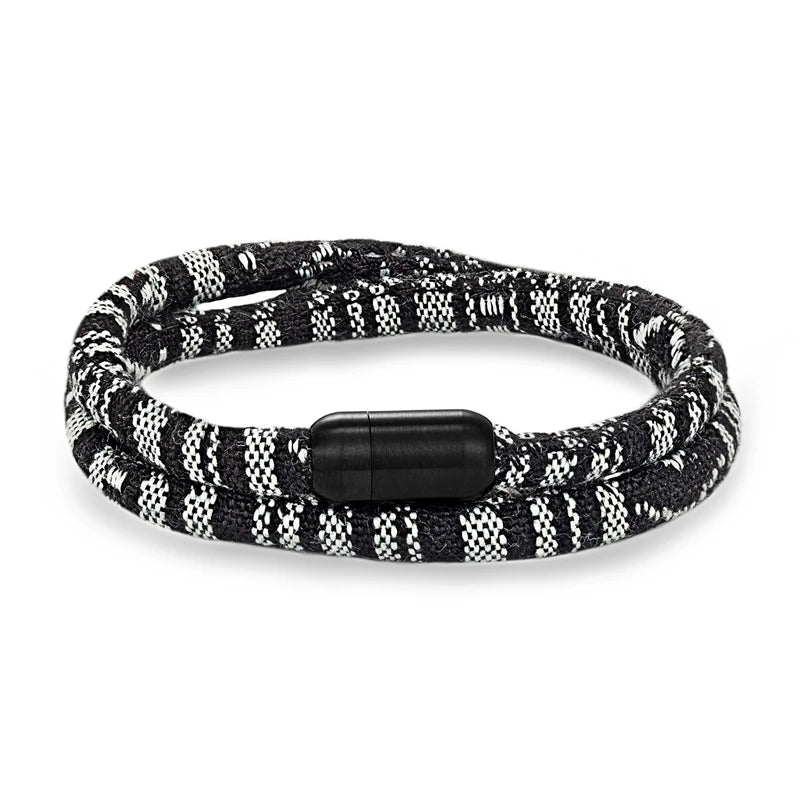 Armband Jaden am Handgelenk getragen - Zeigt das geometrische Boho-Design im Alltag