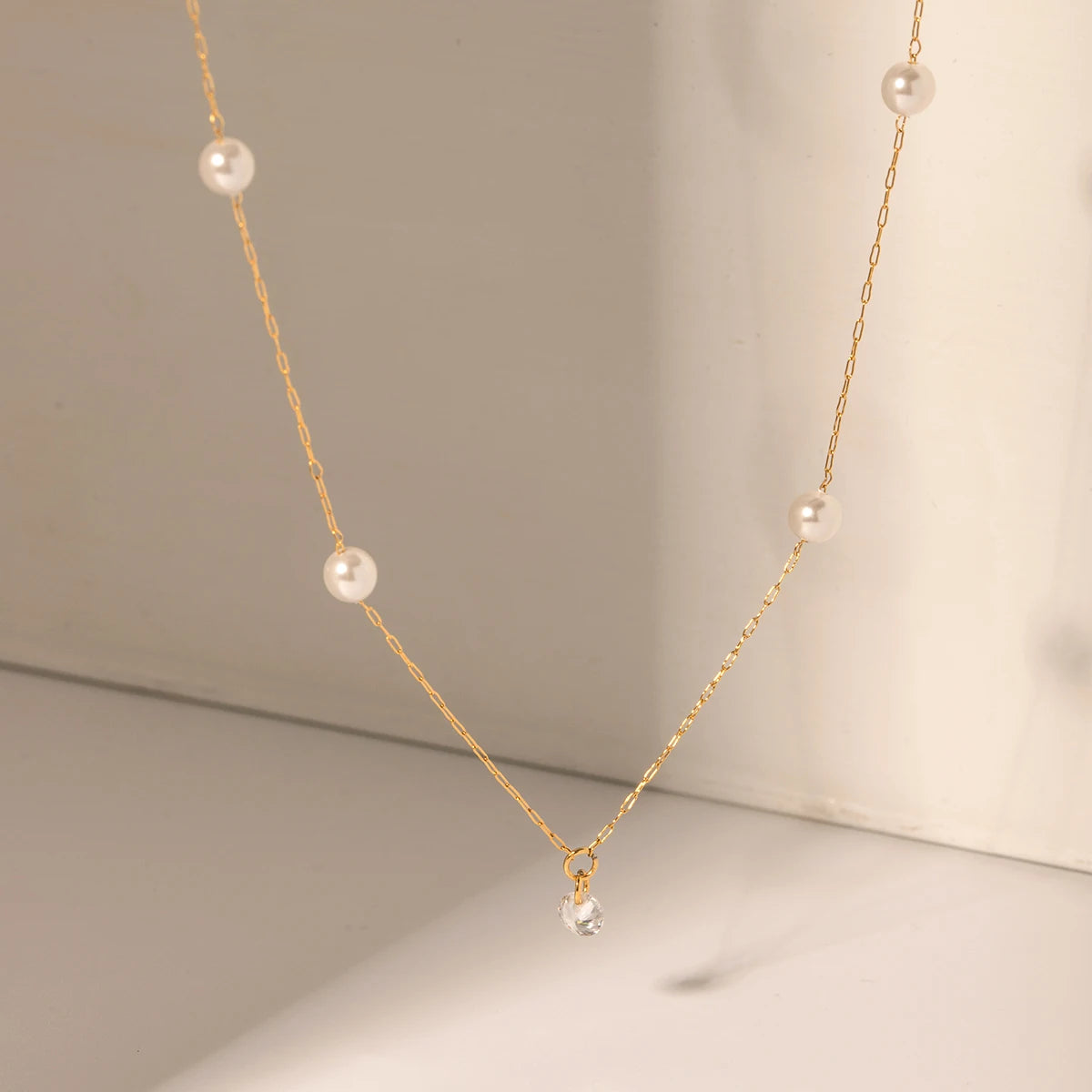 Goldene Halskette mit Perle getragen | kurzer Halsschmuck mit Süßwasserperlen | eleganter Damenschmuck