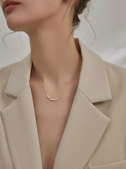 Kurze Halskette mit Süßwasserperlen getragen | eleganter Schmuck mit Steinen | Kette in Gold mit Süßwasserperlen 