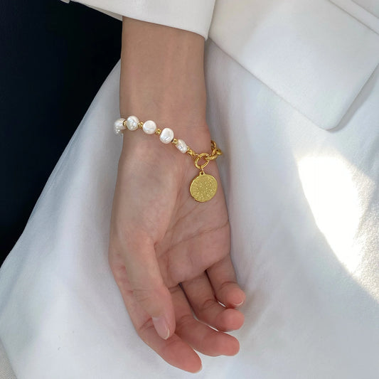 Nahaufnahme Armband Theysa 18K Gold - feine Handwerkskunst und klassisches Design
