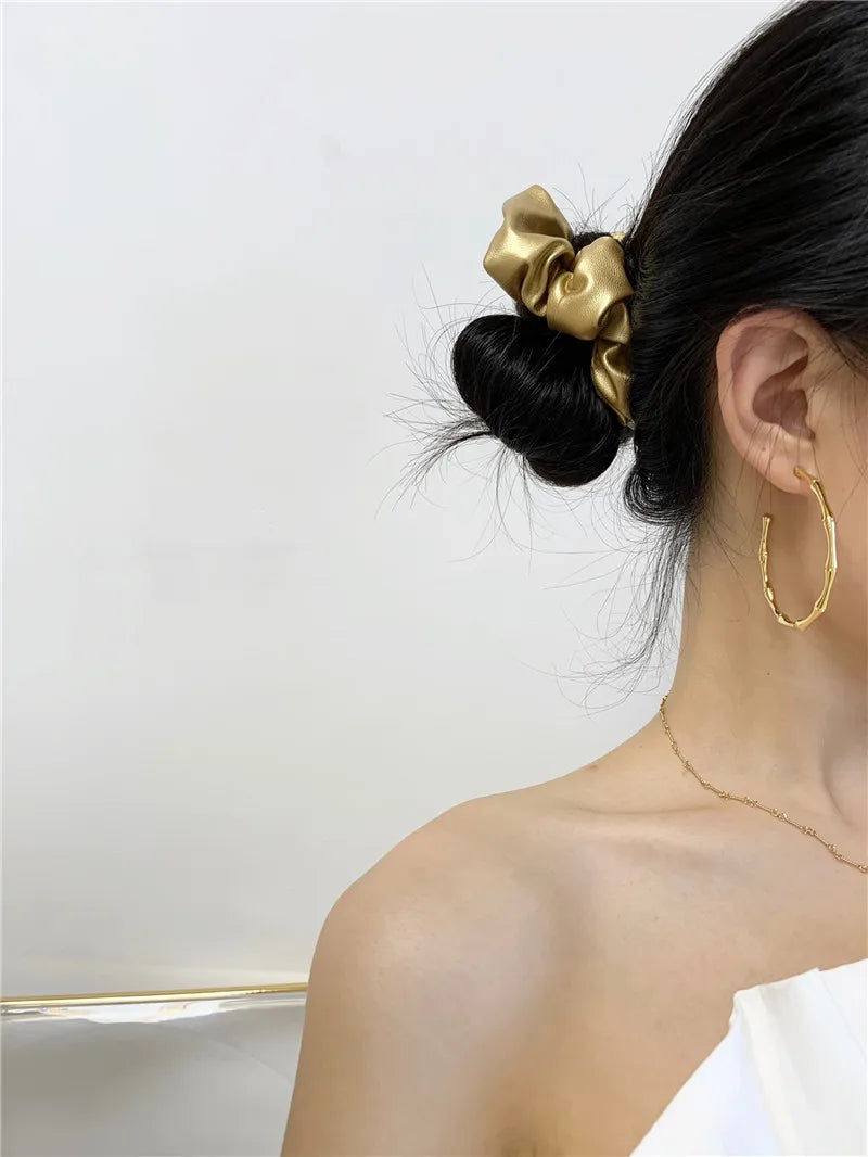 Nahaufnahme Ohrringe Alea 18K Gold - klassisches Design mit edlem Glanz und goldgefüllter Verarbeitung
