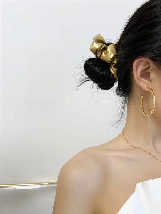 Nahaufnahme Ohrringe Alea 18K Gold - klassisches Design mit edlem Glanz und goldgefüllter Verarbeitung
