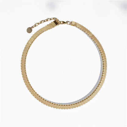Golden schimmernde Schlangenkette aus Titan | flaches Collier zum Abend-Look | kurzer Halsschmuck