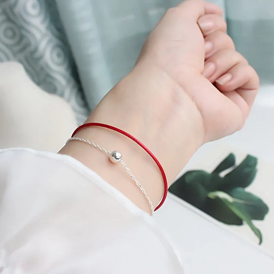 Armband Alma Detailansicht - 925 Silber Perle auf rotem Seil, minimalistisches Design
