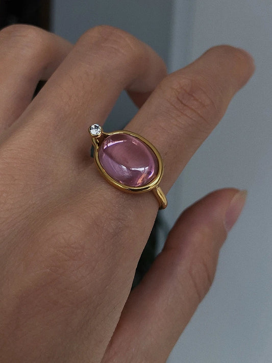 Nahaufnahme Ring Siena 18K Gold - Zargenstil-Fassung mit sicherem Halt des zentralen Strasssteins
