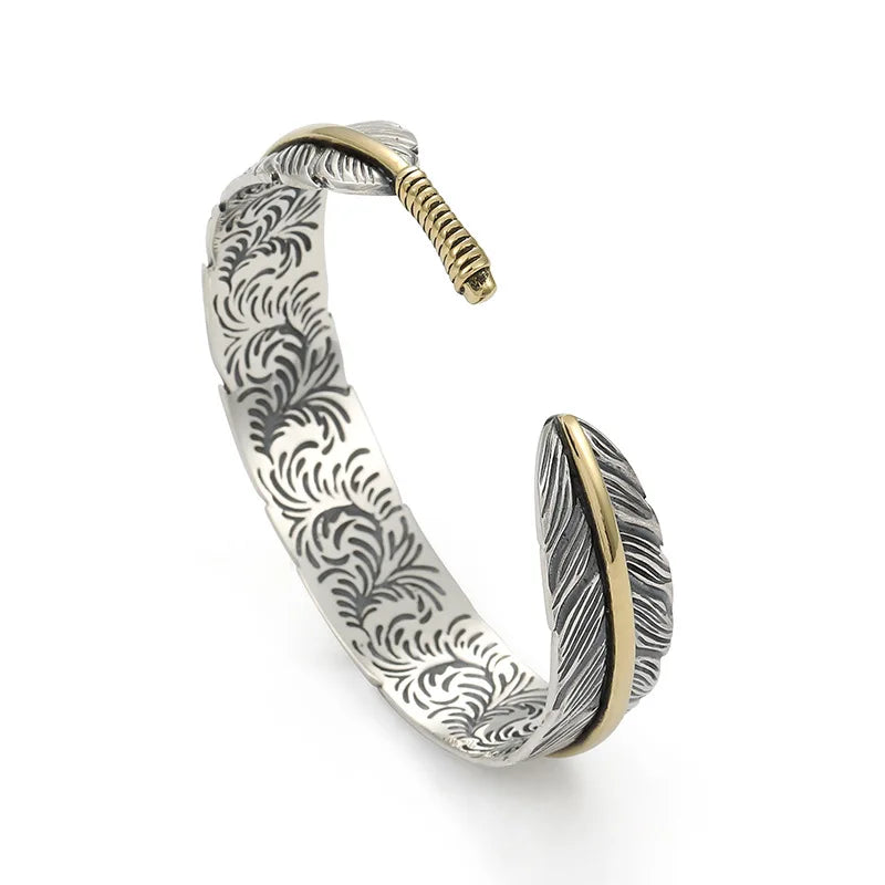 Armband Feather Armreif am Handgelenk getragen - zeitlose Eleganz