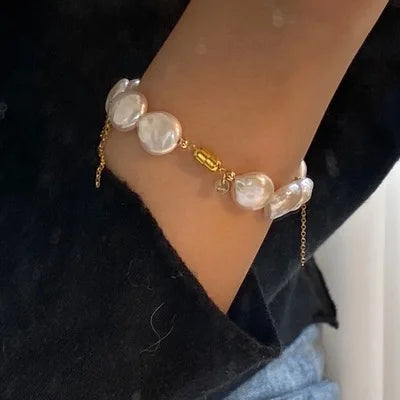 Armband Eleonora aus 18k vergoldetem Messing mit barocken Süßwasserperlen - Luxusschmuck für Damen