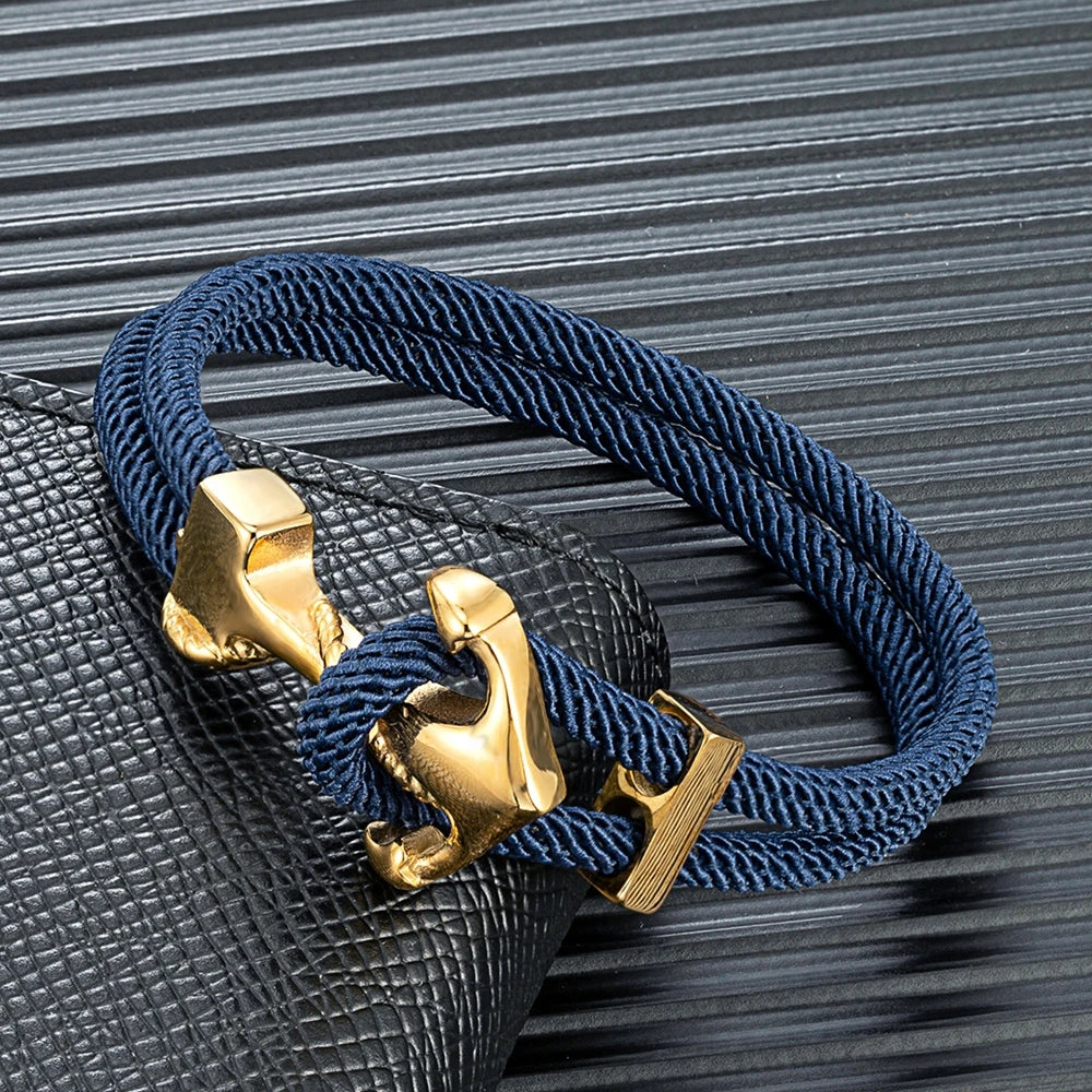 Nahaufnahme des Anker-Symbols am Edelstahl-Armband - maritimes Design mit stilvollem Flair