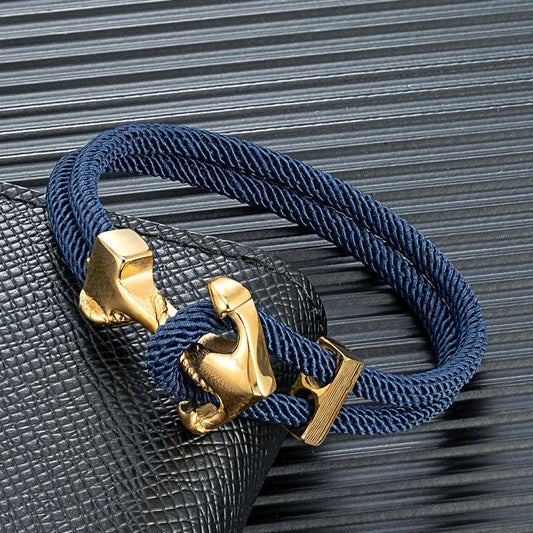 Nahaufnahme des Anker-Symbols am Edelstahl-Armband - maritimes Design mit stilvollem Flair
