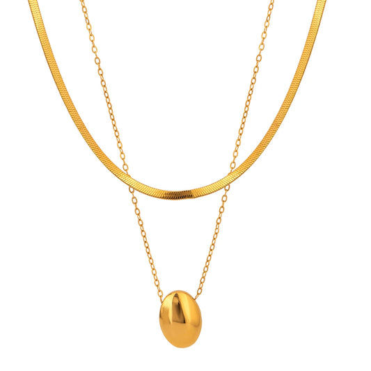 Freigestellte goldene Kette aus PVD 18K vergoldetem Edelstahl mit Schlangenkette und glattem ovalem Anhänger
