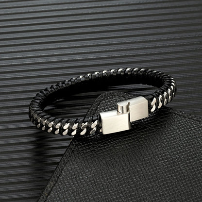 Jack Armband am Handgelenk getragen - modisches Accessoire für Männer im Vintage-Stil