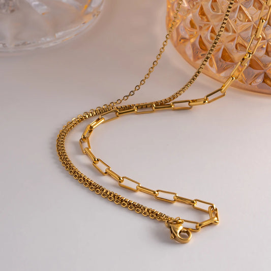Detailaufnahme des Kettenverschlusses | Schmuck-Set aus 3 goldenen Ketten aus Edelstahl mit PVD-Vergoldung