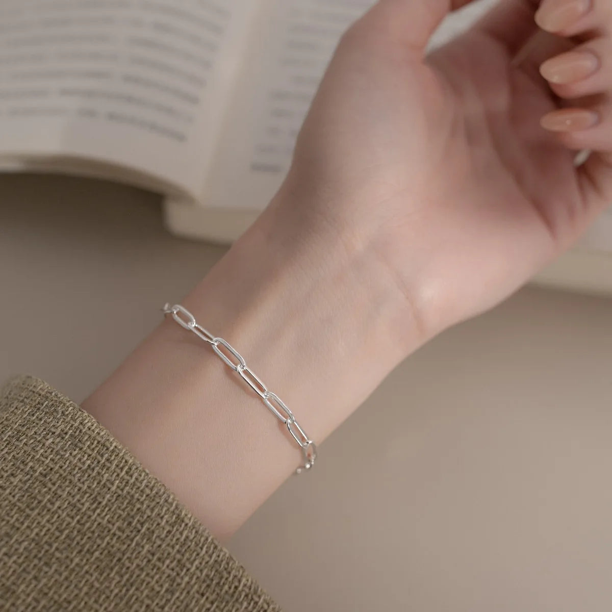 Armband Simpella bei festlichem Anlass getragen - perfekte Ergänzung für Ihre Abendgarderobe