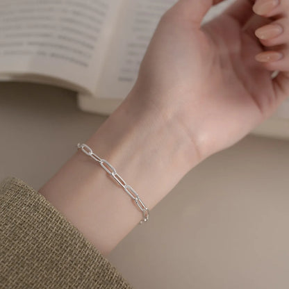 Armband Simpella bei festlichem Anlass getragen - perfekte Ergänzung für Ihre Abendgarderobe