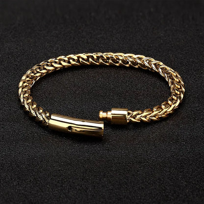 Armband Brad am Handgelenk getragen - Statement-Stück mit zeitgemäßem Design