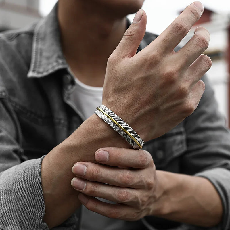 Detailansicht Armband Feather - elegantes Cuff-Design mit Feder-Gravur