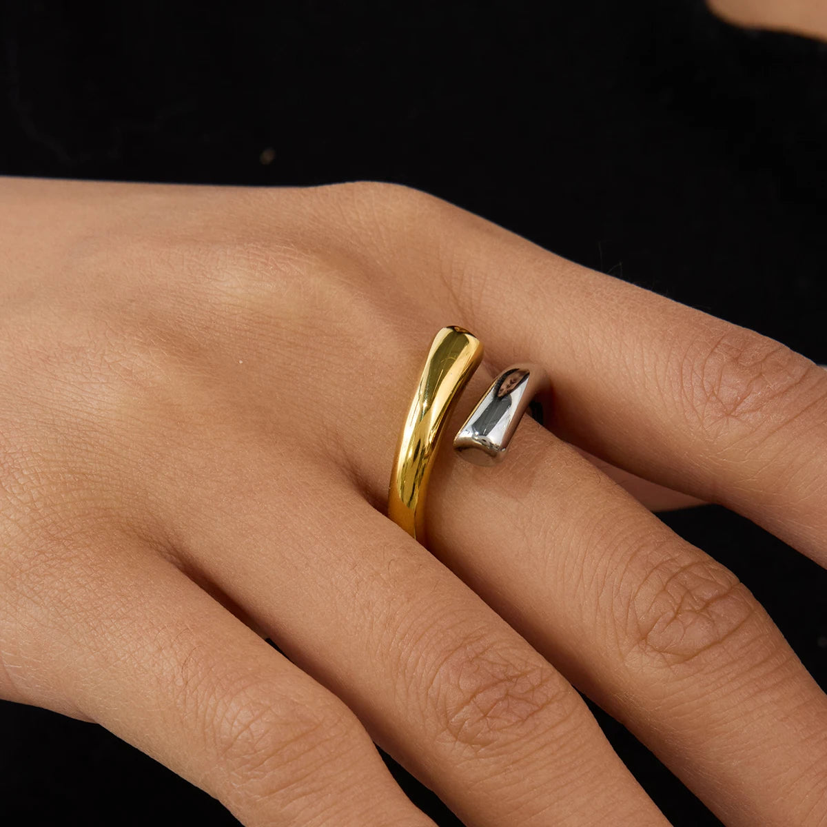 Stilvoller Bicolor-Ring aus PVD 18K vergoldetem Edelstahl getragen | offener Wickelring in Gold und Silber