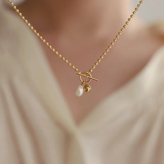 Vergoldete Titankette mit Knebelverschluss und Perlenanhänger | zarte Goldkette mit Süßwasserperlen | eleganter Perlenschmuck