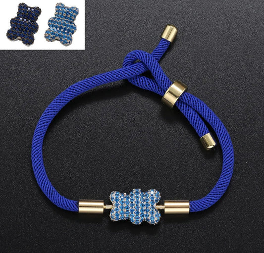 Nahaufnahme des runden Kupfer-Charms am Armband Sam - Hochwertiges Statement-Detail
