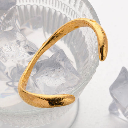 Armband Ayva aus verschiedenen Blickwinkeln - zeitloses Design mit 0,8cm Stärke und 31g Gewicht
