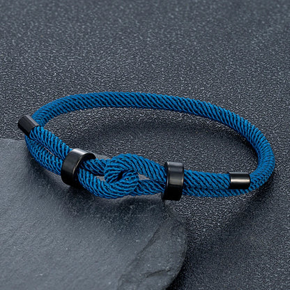 Nahaufnahme des Tonka-Armbands - hochwertiges Edelstahl-Design mit verstellbarer Schnürung