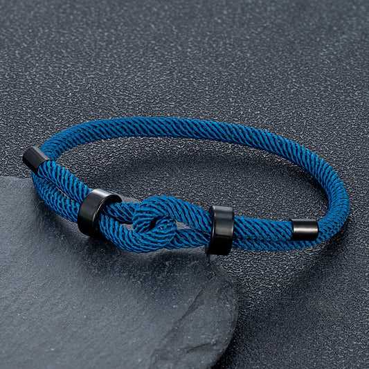 Nahaufnahme des Tonka-Armbands - hochwertiges Edelstahl-Design mit verstellbarer Schnürung
