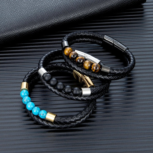 Peacock Armband am Handgelenk getragen - eleganter Look