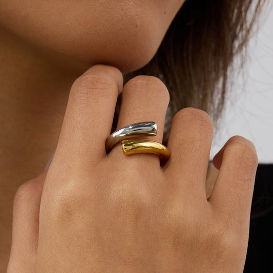 Geschwungener Ring in Bicolor (Gold-Silber) getragen | trendiger Wickelring für Damen | Edelstahlring vergoldet