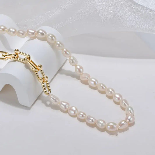 Nahaufnahme Armband Sofia 18K Gold - harmonischer Mix aus frischen Süßwasserperlen und feiner Kette
