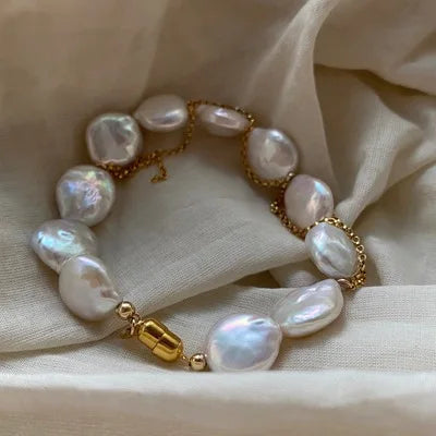 Armband Eleonora Nahaufnahme - barocke Süßwasserperlen 12-13mm in 18k Goldfassung