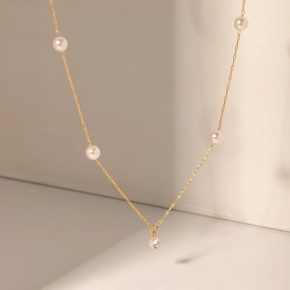 Goldene Halskette mit Perle getragen | kurzer Halsschmuck mit Süßwasserperlen | eleganter Damenschmuck