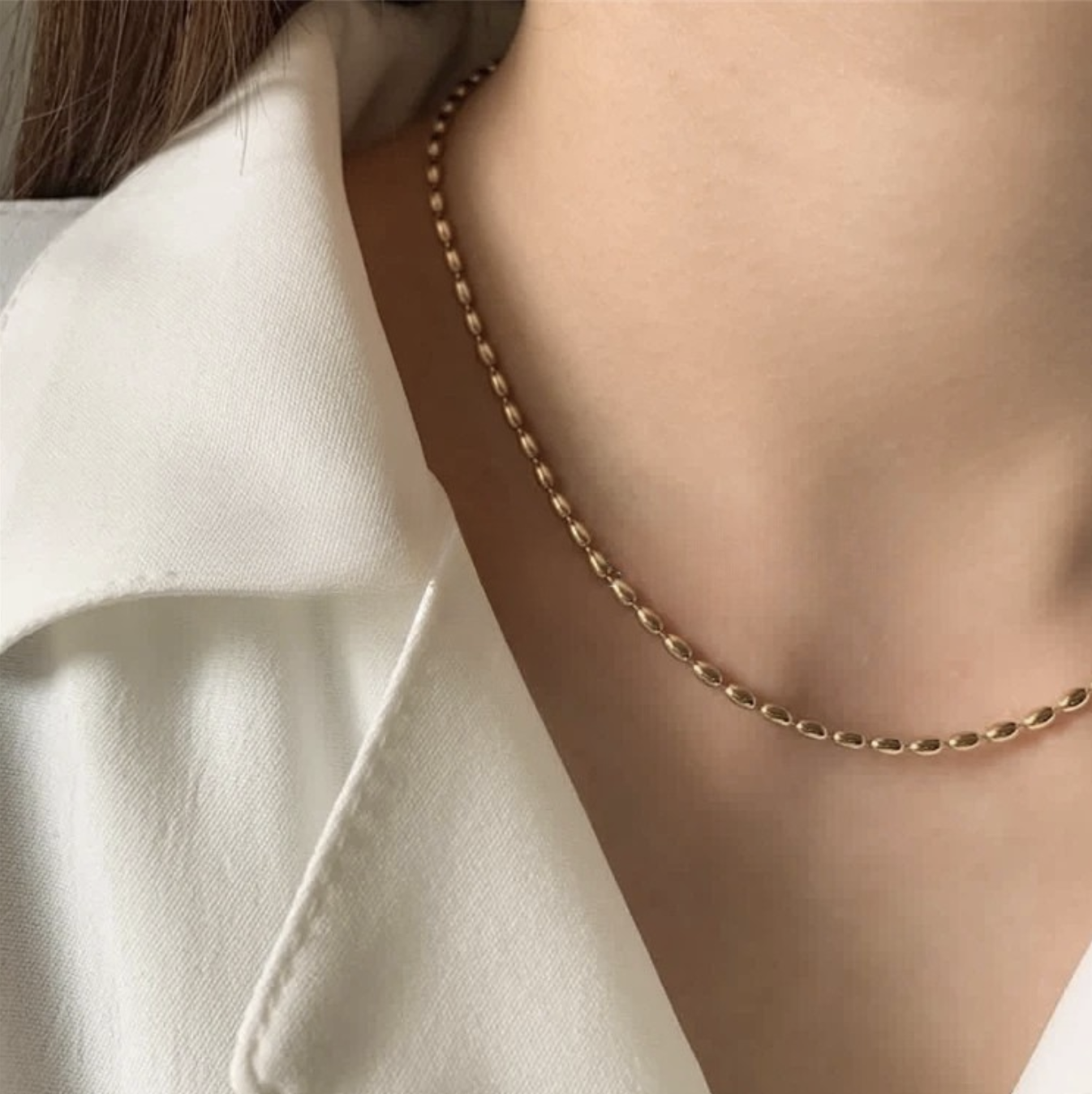 Echt vergoldete Goldkette mit Anhänger in Form einer Muschel auf braunem Stoff | Muschelkette Strand-Schmuck | Sommer Accessoires