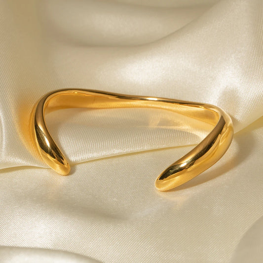 Elegantes Cuff-Armband Ayva aus Edelstahl mit goldfarbener Beschichtung für Damen
