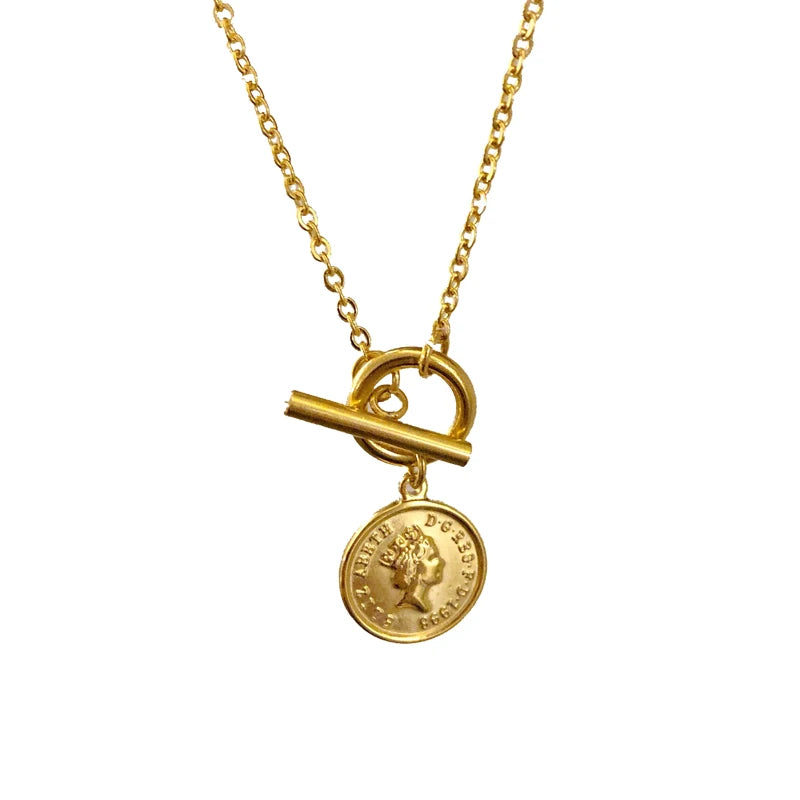 Freigestellte Kette aus 18K vergoldetem Titan mit Münzanhänger | Münzkette mit Knebelverschluss | Goldkette

